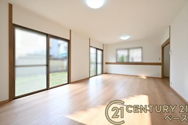 北葛城郡広陵町馬見北６丁目　一戸建の居間・リビング|■現地撮影写真■ＬＤＫは大きな窓から柔らかい光が射し込みます！