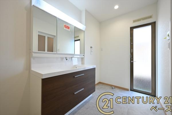 北葛城郡広陵町馬見北６丁目　一戸建の独立洗面台|■現地撮影写真■三面鏡タイプのミラーキャビネット！収納スペースも豊富です！