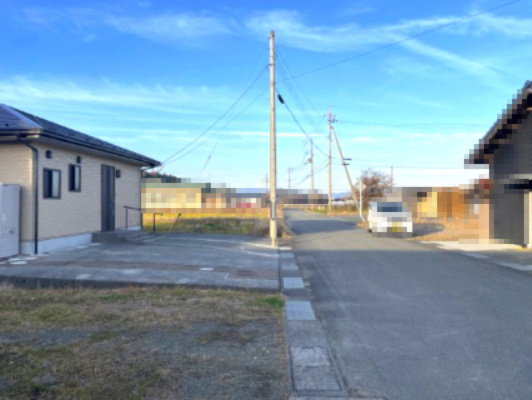 高島市新旭町安井川中古戸建の前面道路含む現地写真