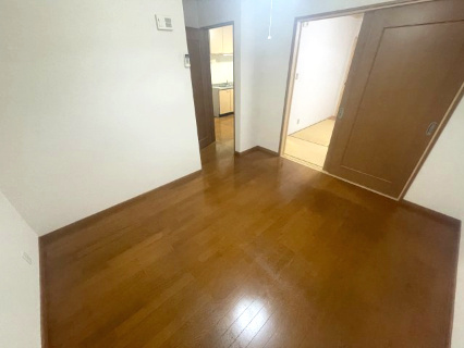 高島市新旭町安井川中古戸建の洋室