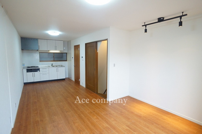 【居間・リビング】 | 東大阪市若江南町2丁目 | 【LDK：約14.2帖】クロス貼替え、床フロアタイル・CF張替え、一部建具新調、室内クリーニング済みです☆