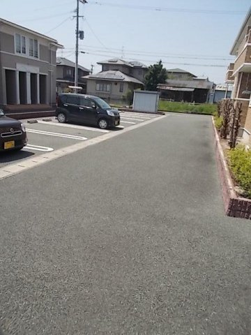 合志市須屋のアパートの駐車場|車をお持ちの方に嬉しい駐車場付きの物件です