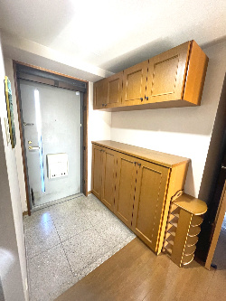 ヴェルディ中山の玄関