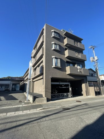 ヴェルディ中山の外観|LDKは陽当たりのよい南東向き。前面道路はメイン道路ではないため、比較的静かで落ち着ける環境です。