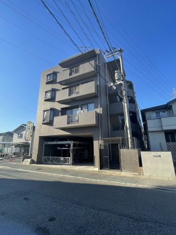 ヴェルディ中山の外観|横長で安定感のある低層マンションです。南側2面バルコニーでゆったりとした一邸です。