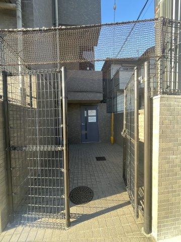 ヴェルディ中山のその他共用部分|マンションの裏口にある敷地内ごみ置き場です。野鳥被害の心配も不要、しっかり管理されたマンションです。