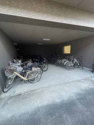 ヴェルディ中山の設備|スーパードラッグひまわり中山店が徒歩1分。スパーク中山店まで2分。お買い物のはしごが気楽な近さです♪