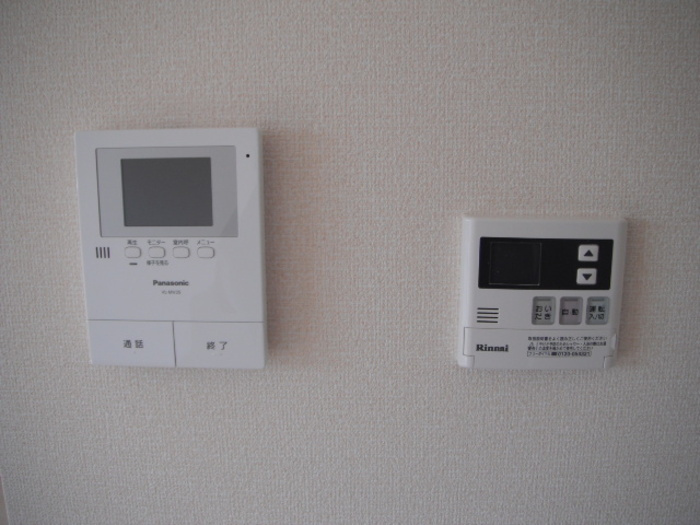 Ｄ－ｒｏｏｍ島西の設備|ＴＶインターホン、浴室追い炊き機能付き