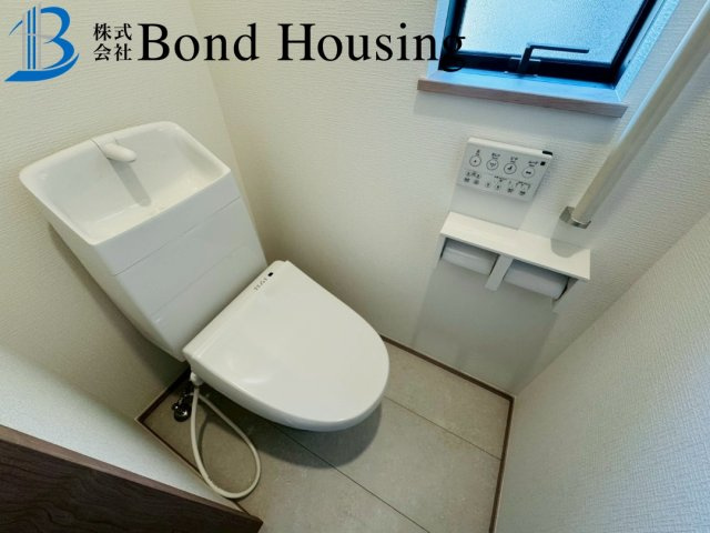 山電東二見徒歩10分　駐車２台　魚住町西岡 A号地 新築戸建のトイレ