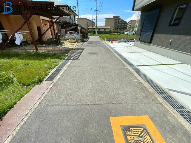 ファミリークローク付　駐車２台　魚住町西岡 　E号地 新築戸建の前面道路含む現地写真