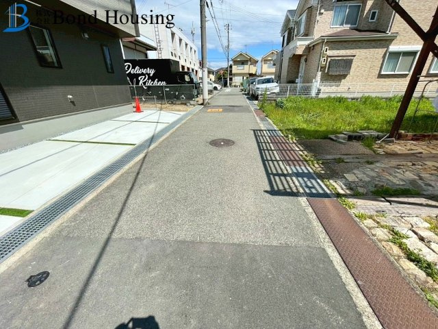 ファミリークローク付　駐車２台　魚住町西岡 　E号地 新築戸建の前面道路含む現地写真