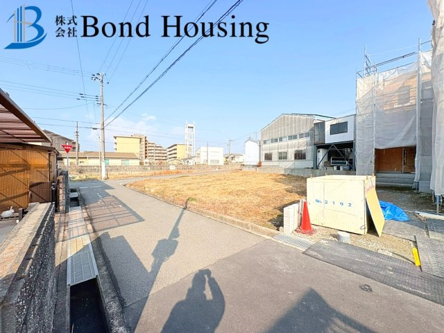 ファミリークローク付　駐車２台　魚住町西岡 　E号地 新築戸建の前面道路含む現地写真