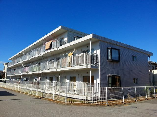ロイヤルストークの外観|3階建てのマンション
