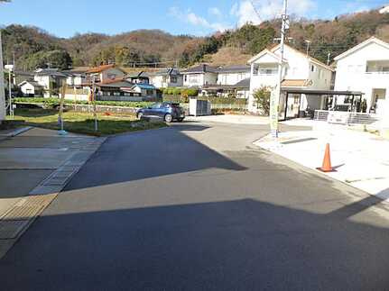 広島市安佐北区三入２丁目　中古一戸建て(全2棟)の前面道路含む現地写真