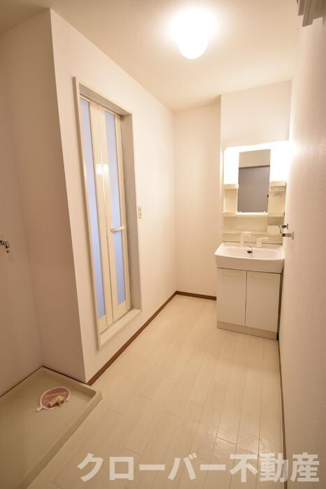 ガーデンプレイス B棟の独立洗面台|洗面室