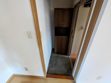 美和ハイツの玄関