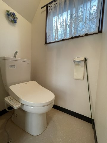 明石市魚住町西岡戸建のトイレ|【1階トイレ】
温水洗浄便座付きのため、一年を通じて快適に利用できます。一体型の手洗い器があり、使用後すぐに手を洗うことができるので衛生的です。