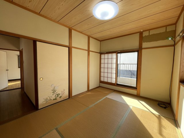 明石市魚住町西岡戸建の和室|【2階和室】
板張り天井が採用された落ち着いた和室空間。バルコニーサイドにつき、あたたかい陽光がたっぷり差し込みます。1階の和室と使い分けも可能です。