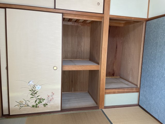 明石市魚住町西岡戸建の収納|【収納】
2階和室に備わっている収納スペースです。衣類や寝具などをたっぷりと収納可能。使用頻度の低い物や季節物のアイテムを保管するのに便利な天袋付きです。