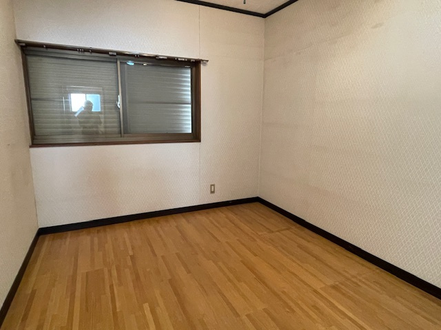 明石市魚住町西岡戸建の洋室|【2階洋室】
2階中央に位置する洋室です。凹凸が少ないため、家具のレイアウトがしやすく、コーディネートの幅も広がりそうです。