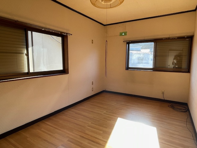 明石市魚住町西岡戸建の洋室|【2階南東側洋室】
スムーズな換気が可能な2面採光。シンプルな内装のため、主寝室や子ども部屋、在宅ワークスペースなど、家族構成に合わせてマルチに活用できます。