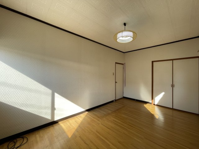 明石市魚住町西岡戸建の洋室|【2階南東側洋室】
ダブルベッドやドレッサーなどを配置できるゆとりある広さです。収納スペースが備わっており、収納家具を最低限に、住空間を広々と使うことができます。