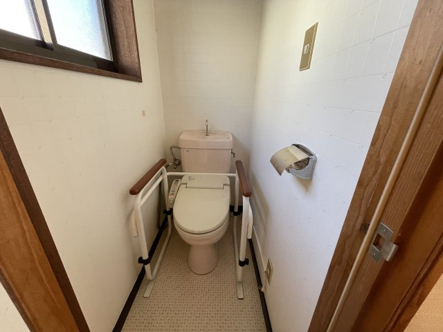 明石市魚住町西岡戸建のトイレ|【2階トイレ】
トイレは各階に設置されておりますので、朝の忙しい時間帯や来客時にもスムーズに使用できます。トイレ両脇には、立ち座り動作のサポートをしてくれる手すりが備わっています。