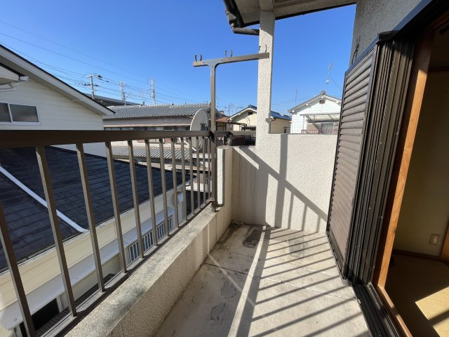 明石市魚住町西岡戸建のバルコニー|【バルコニー】
2階和室から出入り可能なバルコニーです。洗濯物干しスペースとしてはもちろん、仕事や家事の合間の休憩スペースとしても重宝しそうです。