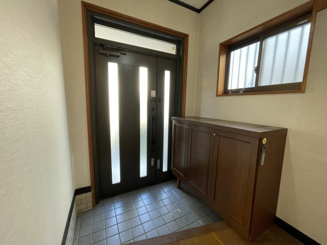明石市魚住町西岡戸建の玄関|【玄関】
靴の脱ぎ履きも余裕をもって行えるゆったりとしたスペースが確保されています。シューズボックス付きのため、散らかりがちな玄関をすっきりと片付けることができます。