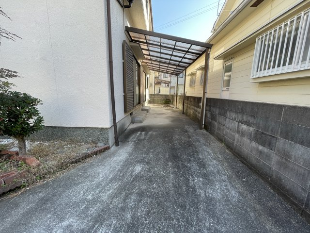 明石市魚住町西岡戸建の駐車場|【カースペース】
3台分(車種による)のカースペースが確保されており、セカンドカーの所有や来客時にも対応可能◎大切な車を風雨から守ってくれるカーポート付きです。