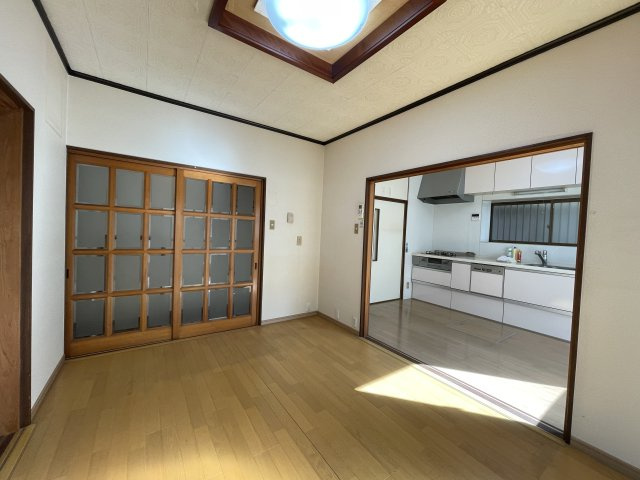 明石市魚住町西岡戸建の居間・リビング|【ダイニング】
リビングスペースとしても活用可能なゆとりある広さです。ナチュラルな木目のフローリングに、様々なインテリアと相性がよいシンプルなクロスが採用されています。