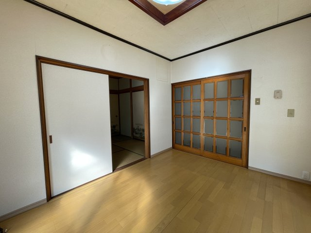 明石市魚住町西岡戸建の居間・リビング|【ダイニング】
ダイニング横には和室が隣接し、引き戸を開放するとさらに奥行きを感じられます。南西側には、掃き出し窓があり、心地よい空間で、ゆったりと家族団欒のひとときをお過ごしいただけます。