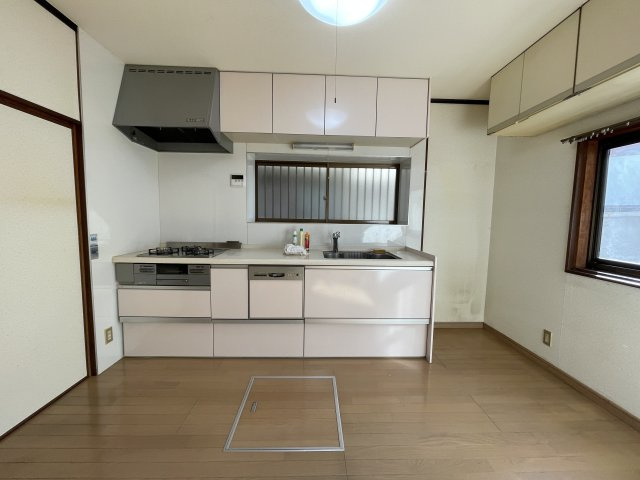 明石市魚住町西岡戸建のキッチン|【キッチン】
ホワイトを基調とした爽やかなシステムキッチン。家事負担を軽減する食器洗乾燥機が搭載されています。食事後の家事の時短が叶い、ご家族の時間をゆっくりと過ごすことができます。