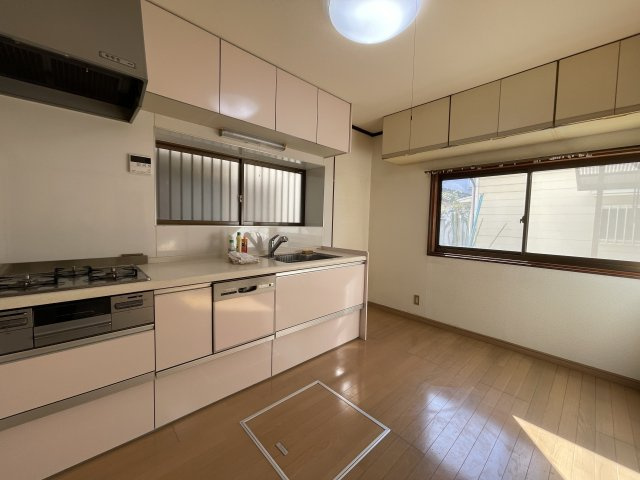 明石市魚住町西岡戸建のキッチン|【キッチン】
キッチン横には吊戸棚が備わっており、食器や鍋類、調理家電などの収納に便利です。2面採光のため、調理中の換気もスムーズに行えます。