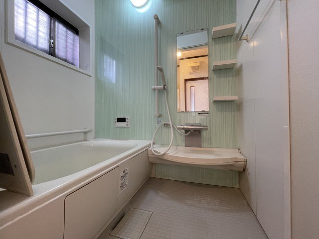 明石市魚住町西岡戸建の浴室|【浴室】
ミントグリーンのアクセントパネルが採用された爽やかなバスルーム。追い焚き機能があり、ご家族で入浴の時間帯が異なる際も気軽にお湯を温め直すことができます。