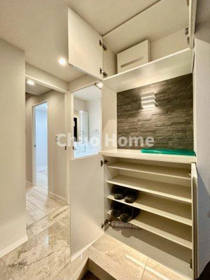 【玄関】 | ビアン御徒町 | 【玄関】玄関には大型のシューズクローゼットを設置しておりますのでいつでもスッキリりとした空間を保てます。玄関周りを清潔に使うのはとても大事なことですよね。