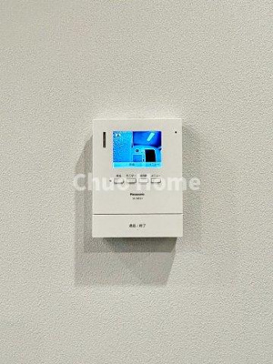 【セキュリティ】 | ビアン御徒町 | 【モニターホン】誰が来たかすぐにわかるカラーモニター付きインターホン。通話ボタンを押すまでは室内の音は漏れていませんので相手を確かめてから応対できます。