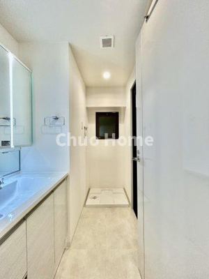 【脱衣所】 | ビアン御徒町 | 【洗面所】明るい洗面所は朝をすっきりさせてくれる空間です。バタバタしている忙しい朝でも収納が多い洗面台では短い時間で効率良く支度ができます。