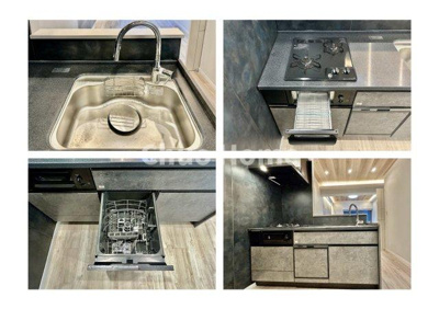 【キッチン】 | ビアン御徒町 | 【システムキッチン】ワイドで収納豊富な使い勝手の良いカウンターキッチンには、食洗器や伸縮タイプのキッチン水栓、三ツ口コンロ・魚焼きグリルなどの便利な設備が標準完備されています。