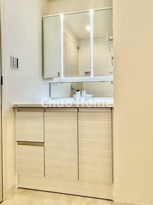 【独立洗面台】 | ビアン御徒町 | 【洗面化粧台】洗面化粧台には三面鏡を採用。身だしなみを整えやすい事はもちろんですが、鏡の後ろに収納スペースを設ける事により、散らかりやすい洗面スペースをすっきりさせる事が出来るのも嬉しいですね