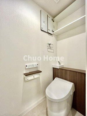 【トイレ】 | ビアン御徒町 | 【トイレ】 収納スペースをしっかりと確保した温水洗浄便座機能付きトイレ。温水洗浄便座は清潔にお使いいただくための大切なアイテムです。