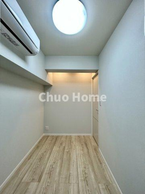 【洋室】 | ビアン御徒町 | 【洋室】快適に過ごす条件は、一人ひとり違います。だからこそ飾り過ぎないシンプルな内装と偏り過ぎないデザインで統一しております。居住していく中でオーナー様だけの【マイホーム】に創り上げて下さい