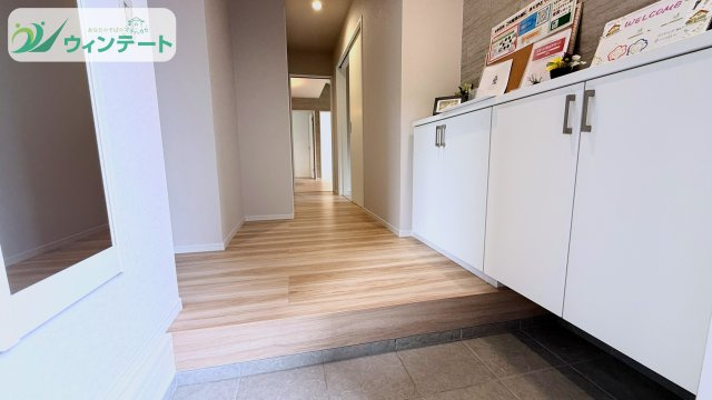 つくば市栗原1期　新築戸建の玄関|家族の「ただいま」と「おかえり」が響く明るい玄関。木の質感がやさしく迎えてくれます。