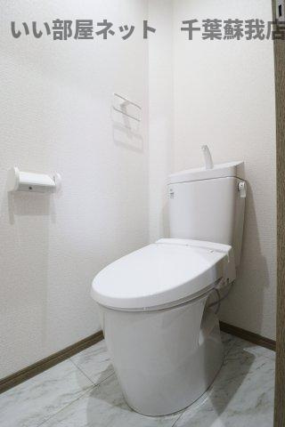 ナリトモ仁戸名Ｅのトイレ|落ち着いた色調のトイレです