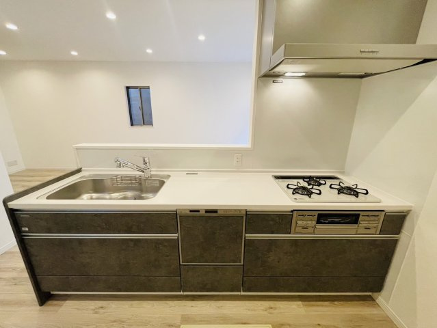 四ノ宮川原町のキッチン|【施工例】
正面に遮るものがない対面キッチン。お料理中もリビングにいるご家族の様子を近くに感じられます♪