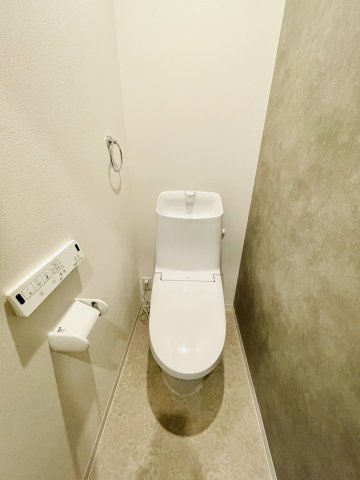 四ノ宮川原町のトイレ|【施工例】
多機能なウォシュレット付！温かい便座でホッと一息つけちゃう至福の空間に。