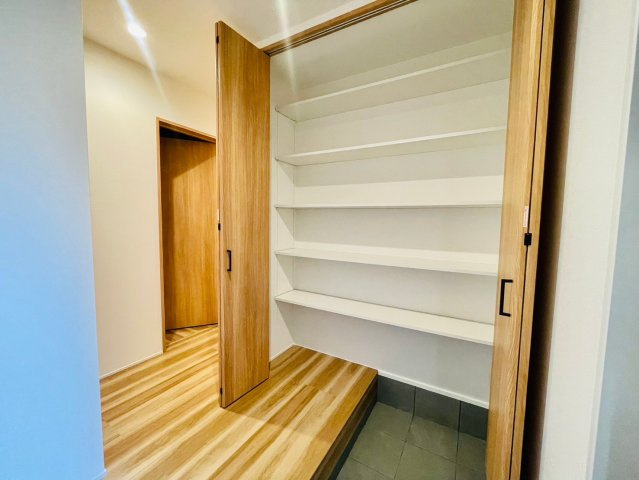 四ノ宮川原町の玄関|【施工例】
住まいの「顔」となる玄関。玄関収納が備え付けられており、玄関周りがスッキリ片付きます。