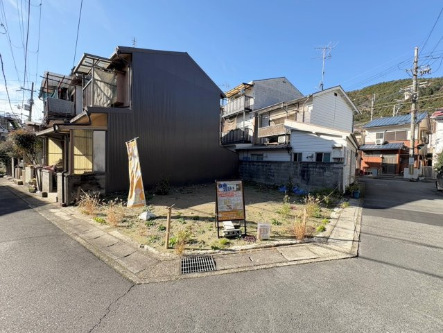四ノ宮川原町の前面道路含む現地写真|＼＼南東角地！／／
二方向の道路に面しており、開放感が感じられます。南向きに面している為、晴れた日の日中はポッカポカ♪（R7.12撮影）