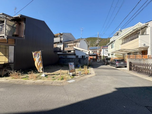 四ノ宮川原町の前面道路含む現地写真|『おうちのよいところ・わるいところ大公開！』最寄り駅まで徒歩４分の立地で通勤・通学ラクラク！だけど…線路が近いと音が気になるかも…（R7.12撮影）