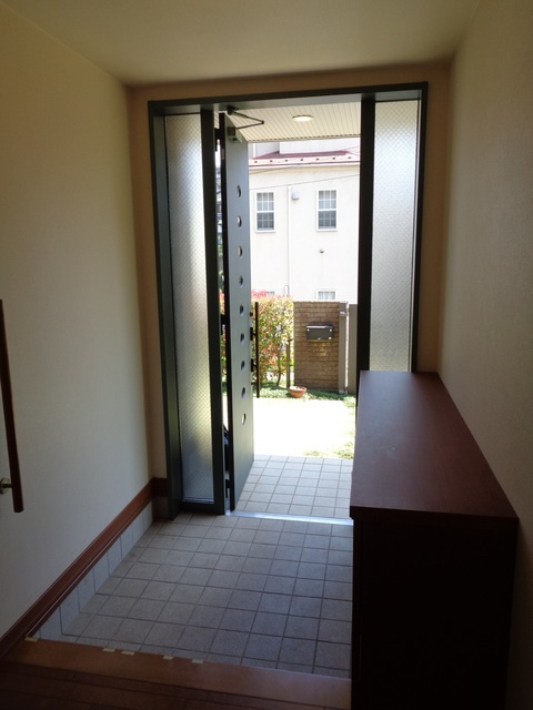 野庭町ヘーベルハウスの玄関|開放感のある玄関